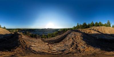 cantera de colinas de arcilla en el bosque de verano panorama esférico de 360 grados en proyección equirectangular foto