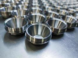 lote de producción de piezas aeroespaciales cnc de metal brillante - primer plano con enfoque selectivo para el fondo industrial foto