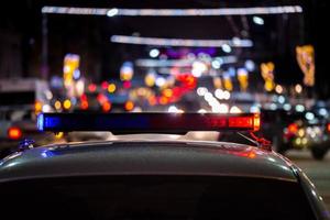 luces nocturnas de coches de policía en la ciudad - primer plano con enfoque selectivo y bokeh foto