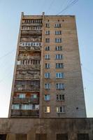 típico edificio residencial de condominios de gran altura de ladrillos de silicato de Rusia media foto