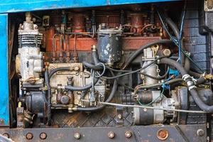 Abrió el compartimiento del motor diesel del viejo tractor agrícola bielorruso foto