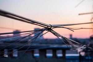 un hilo de cables en el techo de la ciudad por la noche con enfoque selectivo foto