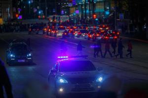 tula, rusia 9 de mayo de 2021 coche de policía de carretera con luz de sirena roja y azul encendida en su techo en la carretera nocturna de la ciudad foto