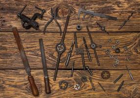 herramientas antiguas en superficie de madera foto