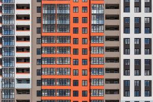 fondo de fotograma completo de la nueva pared del edificio de apartamentos de gran altura con múltiples balcones y ventanas foto