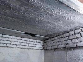 gotas de agua condensada en el techo del sótano - primer plano con enfoque selectivo foto
