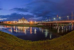 noche tula gran angular vista sobre el río upa y el museo de armas foto