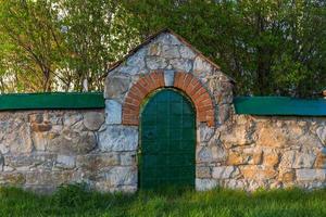 valla de piedra caliza con portillo remachado de hierro foto