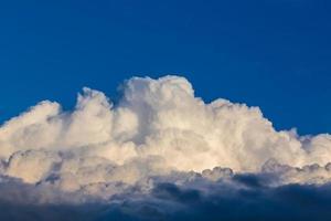 nube cúmulo blanca sólida con borde frontal oscuro foto