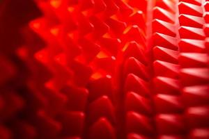 fondo de primer plano de estera de pirámides de silicona roja abstracta con enfoque selectivo y desenfoque foto