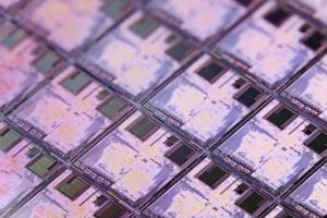 oblea de silicio con microchips utilizados en electrónica para la fabricación de circuitos integrados. fondo macro de alta tecnología de fotograma completo. foto