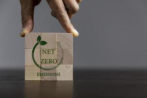 las empresas están apuntando a cero emisiones netas de gases de efecto invernadero. concepto de crédito de carbono.certificado negociable para impulsar la industria en la dirección de bajas emisiones en costo de eficiencia. cubos de madera con disminución de co2 foto