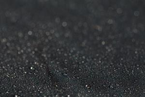 Primer plano de tela plana hidrofóbica impermeable gris oscuro con gotas de lluvia foto