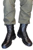 piernas en pantalones caqui del ejército y botas militares foto