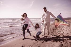 familia feliz disfrutando de las vacaciones durante el día de otoño foto