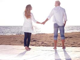 pareja joven en la playa divertirse foto