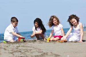niños jugando en la playa foto