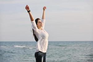 mujer joven disfruta en la playa foto