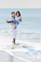 feliz pareja joven divertirse en la hermosa playa foto