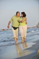 feliz pareja de ancianos en la playa foto