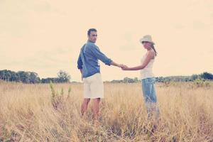 feliz pareja joven tiene tiempo romántico al aire libre foto