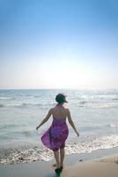 mujer feliz en la playa foto