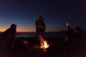 amigos divirtiéndose en la playa el día de otoño foto