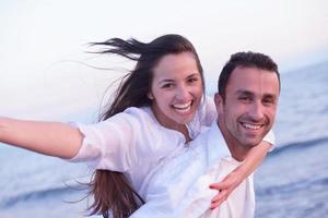 pareja joven en la playa divertirse foto