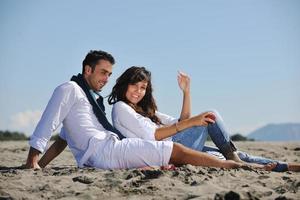 pareja joven disfrutando de un picnic en la playa foto