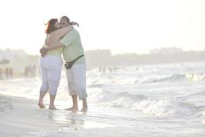 feliz pareja de ancianos en la playa foto