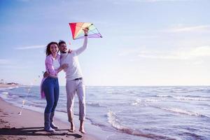 pareja disfrutando del tiempo juntos en la playa foto