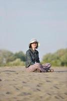 mujer joven disfruta en la playa foto