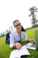 mujer con laptop en el parque foto