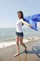 mujer joven disfruta en la playa foto