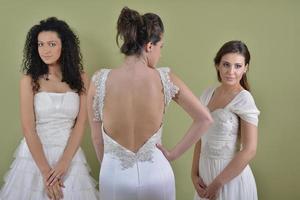 retrato de una mujer hermosa tres en vestido de novia foto