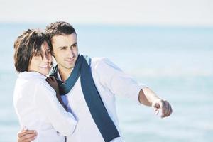 feliz pareja joven divertirse en la hermosa playa foto