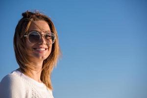 mujer joven disfrutando del cálido día de otoño foto