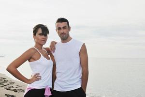 feliz pareja joven divertirse en la hermosa playa foto