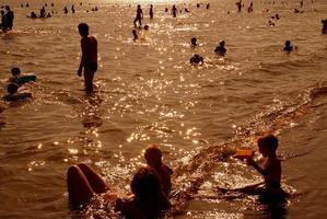 multitud en la playa foto