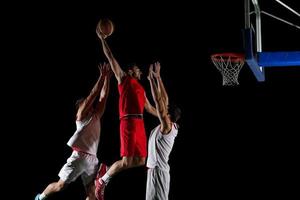 jugador de baloncesto en acción foto