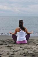 mujer yoga playa foto