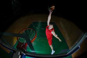 jugador de baloncesto en acción foto