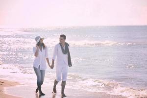 feliz pareja joven divertirse en la hermosa playa foto