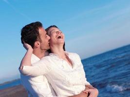 pareja joven en la playa divertirse foto