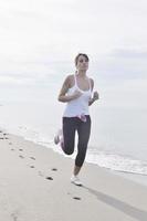 mujer corriendo en la playa foto