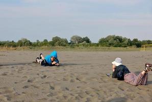 feliz pareja joven divertirse en la playa foto