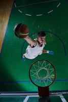 jugador de baloncesto en acción foto