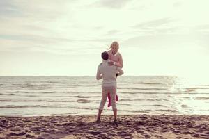 amorosa pareja joven en una playa en el día soleado de otoño foto
