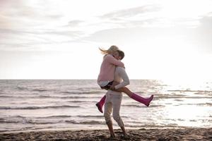 amorosa pareja joven en una playa en el día soleado de otoño foto