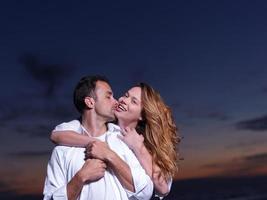 pareja joven en la playa divertirse foto